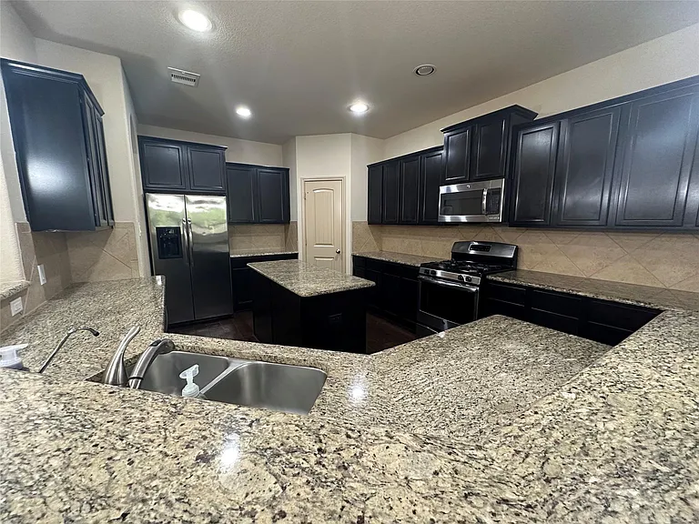 2423 Garden Shadow Dr — Photo 6