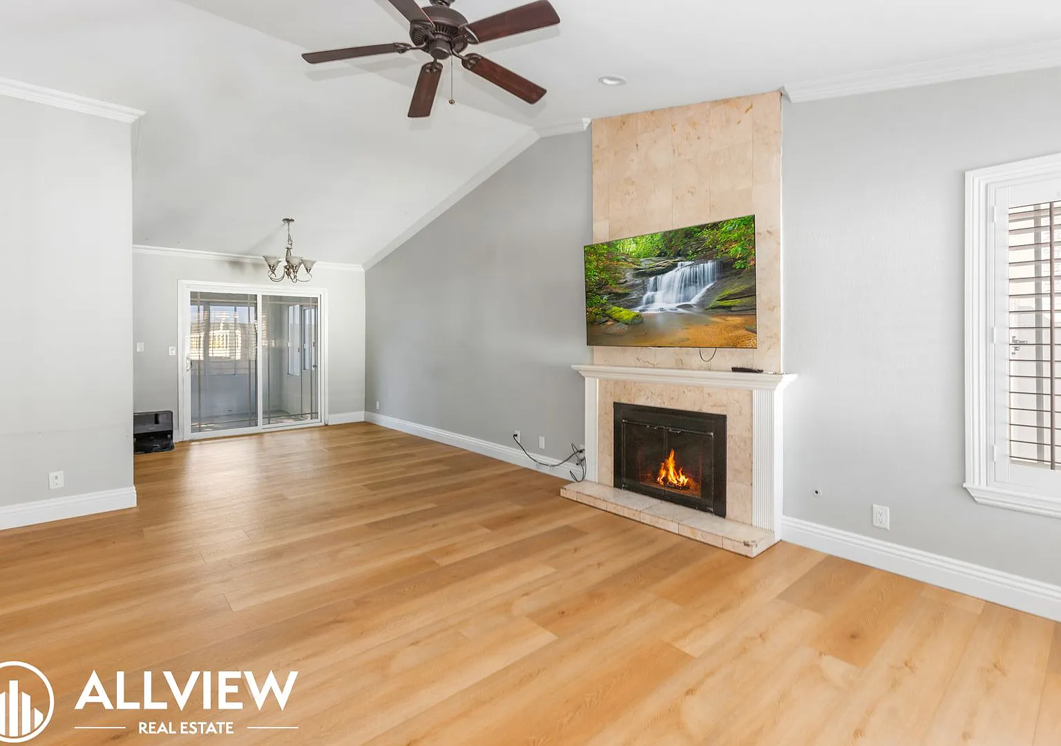 Beautifully Upgraded Single Level Home in Lake Forest Available NOW! — Photo 4