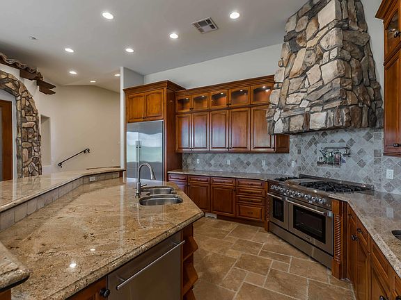 3rd image of 10915 N Crestview Dr