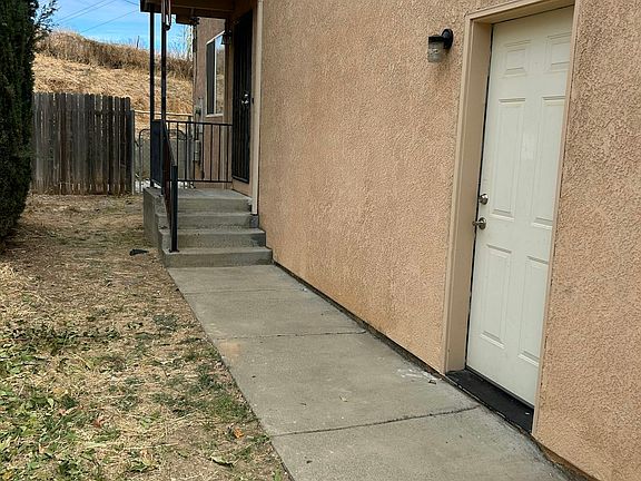 2nd image of 1015 Elizabeth Ln