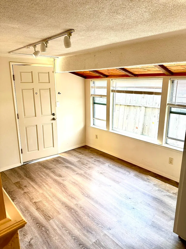 Studio, 400 sqft, $1,800 — Photo 3