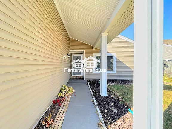 3rd image of 3456 Daffodil Cres