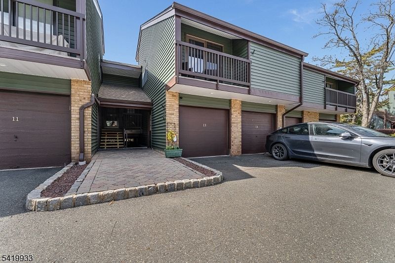 1st image of 13 Ridgedale Dr