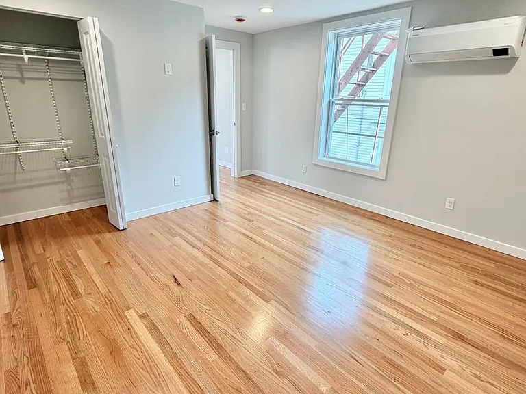 18 Cedar St — Photo 8