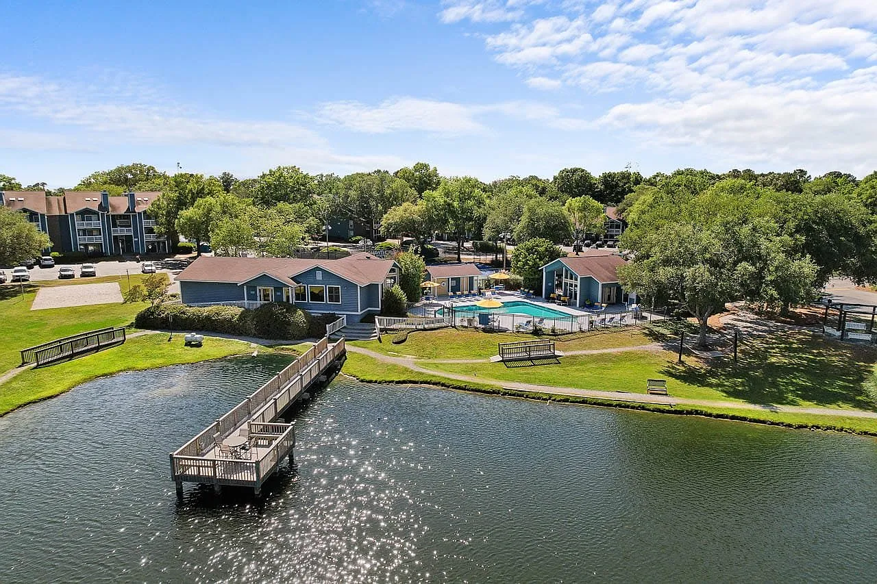Ashley Lakehouse — Photo 1