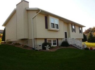 607 Karin Dr, North Prairie, WI 53153
