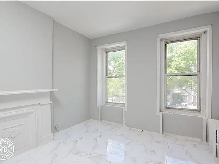 914 Gates Ave #1R — Photo 2