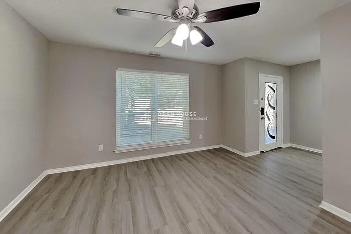 4 bed, 2.5 bath, 2697 sqft, $2,325 — Photo 3