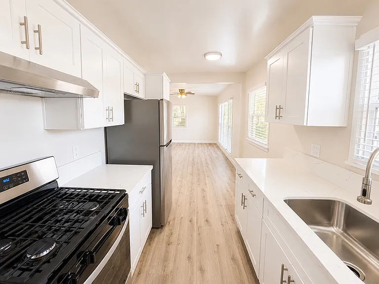 2015 Pine Ave #1 — Photo 9