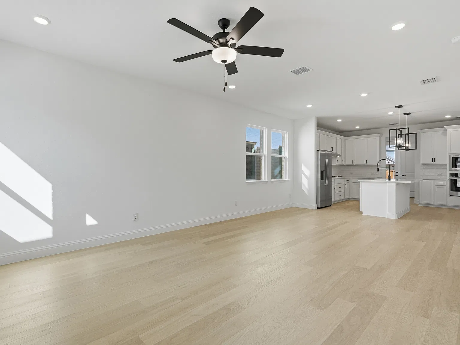 4 bed, 2476 sqft, $2,595 — Photo 3