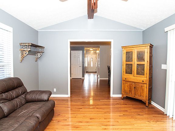 4th image of 504 Oakridge Dr