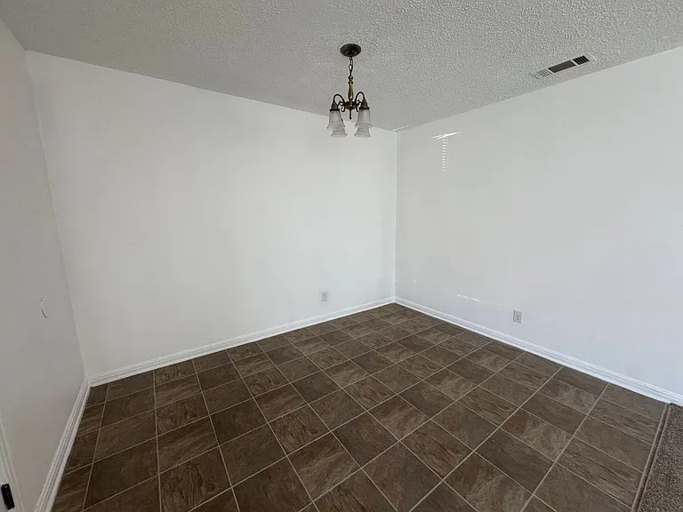 805 W Dean Ave — Photo 5
