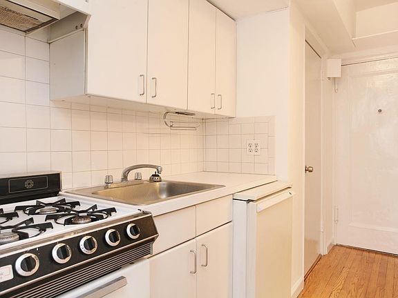 3rd image of 433 W 34th St APT 8C