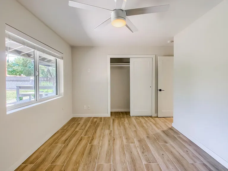 1402 W Berridge Ln — Photo 35