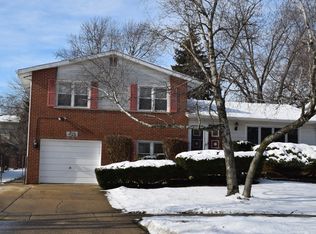 1426 S Birch Dr, Mount Prospect, IL