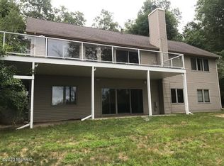 9207 Woodland Dr, Onekama, MI 49675