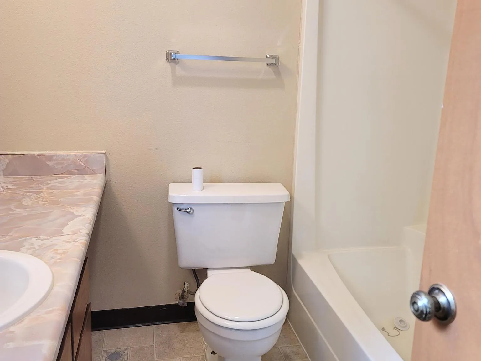3 bed, 1200 sqft, $2,100 — Photo 2