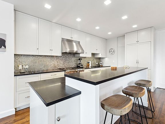 2nd image of 22 W 66th St #10