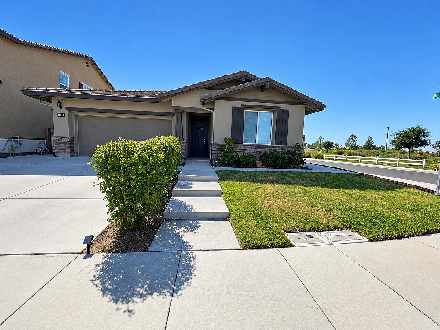 Newer and Ready Move In 4 Bedroom, 2 Bath — Photo 1