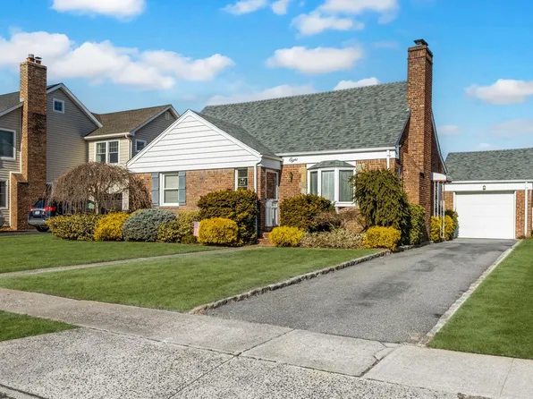 8 Salem Road, Merrick, NY 11566