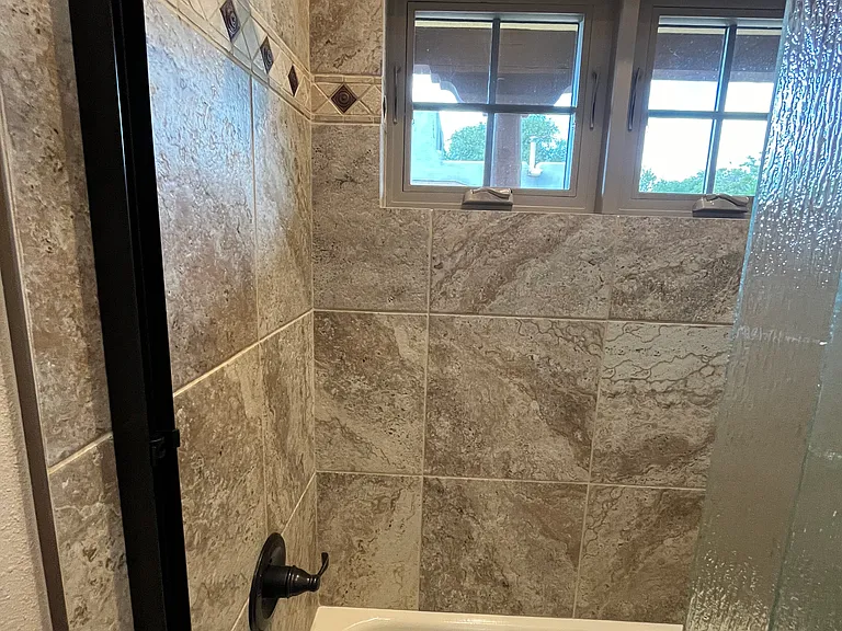542 Salazar St — Photo 10