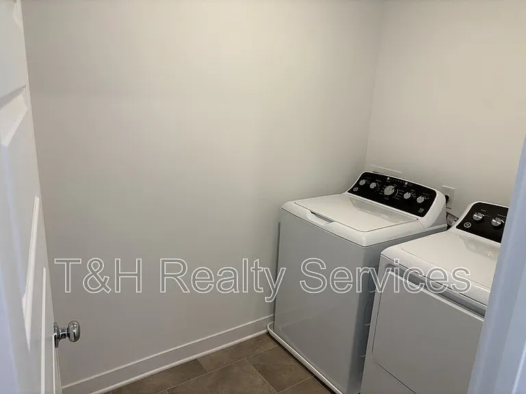 542 Jefferson St — Photo 23