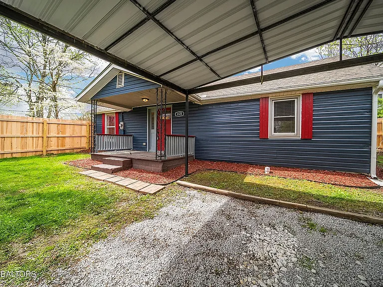 1121 Forsythe St — Photo 3