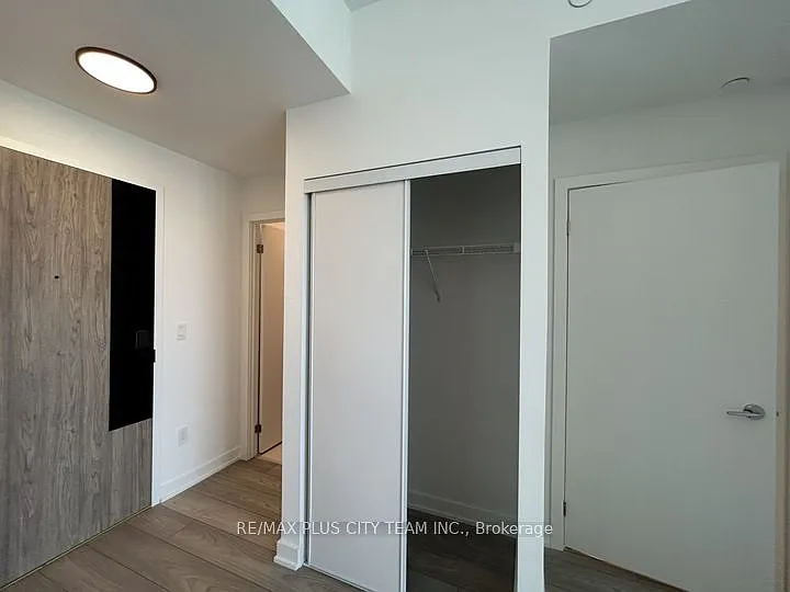 1007 The Queensway #1005 — Photo 6