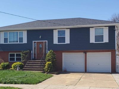 591 N Kings Avenue N, Lindenhurst, NY, 11757