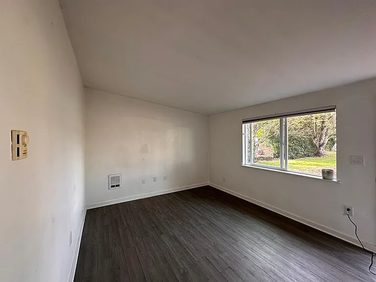 1507 Wood Ave E — Photo 2