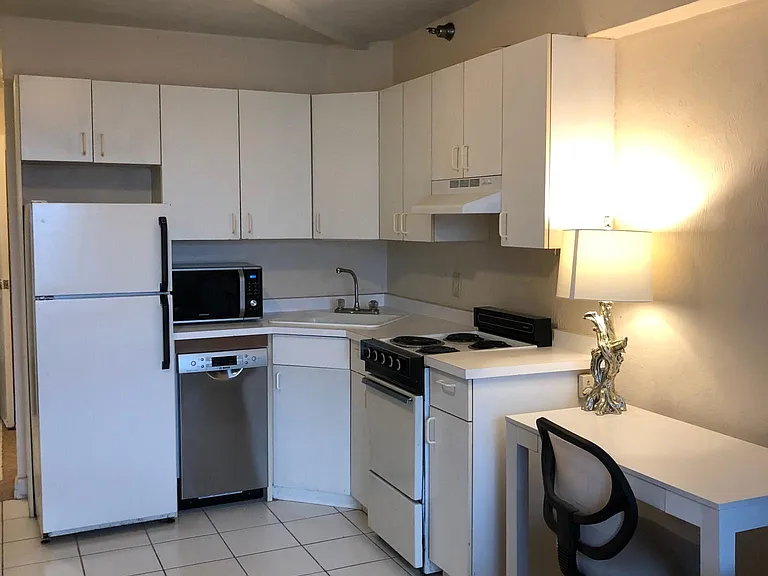 224 E Garden St #444 — Photo 10