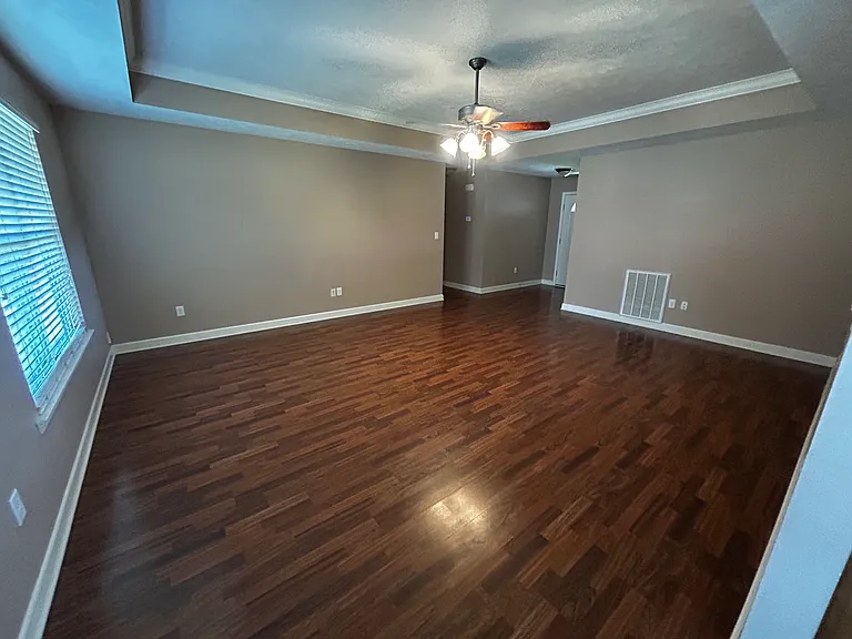 901 Greenwood Dr — Photo 2