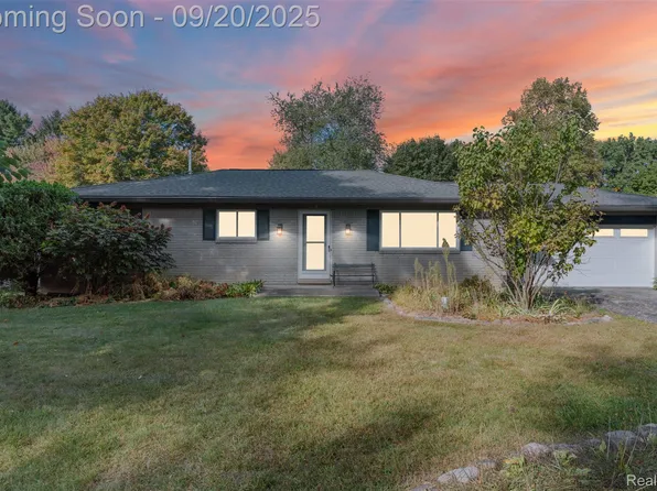 1636 Petrolia, West Bloomfield, MI 48324