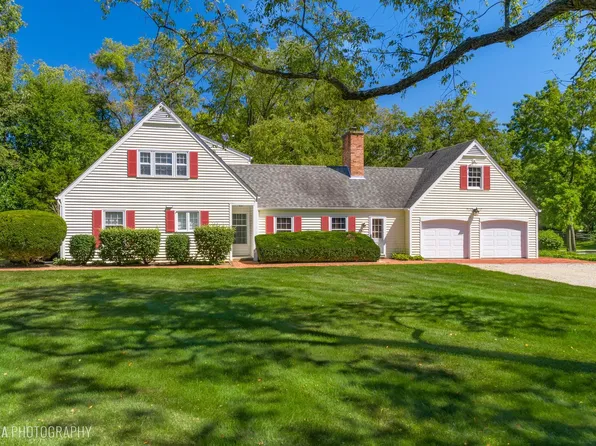 118 Deepwood Rd, Barrington, IL 60010