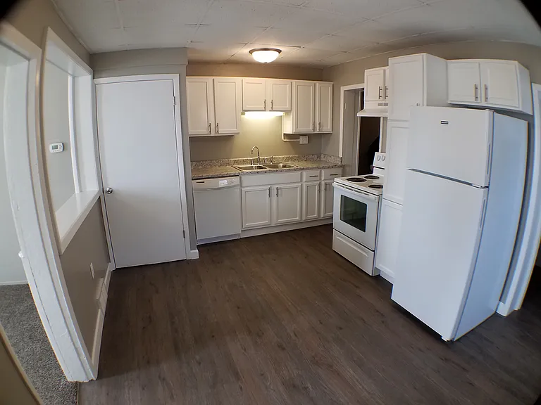 594 Jefferson St — Photo 3