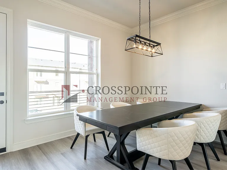556 W Erwin — Photo 12