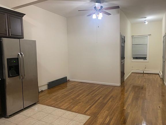 3rd image of 942 Glenmore Ave #2