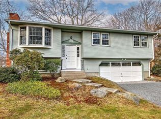 2 Simmons Rd, Barrington, RI 02806