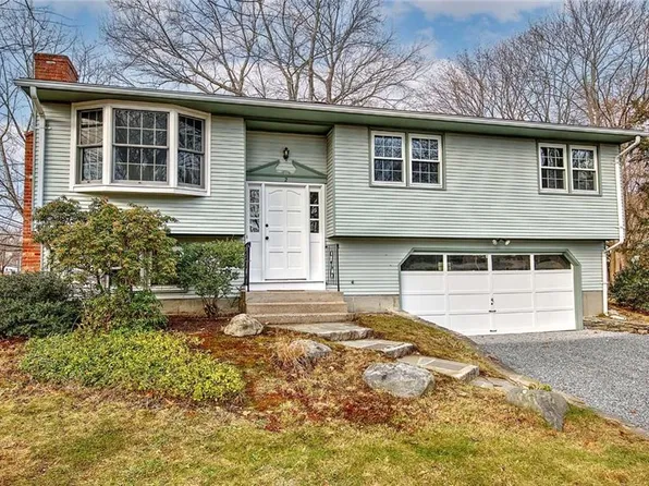 2 Simmons Rd, Barrington, RI 02806