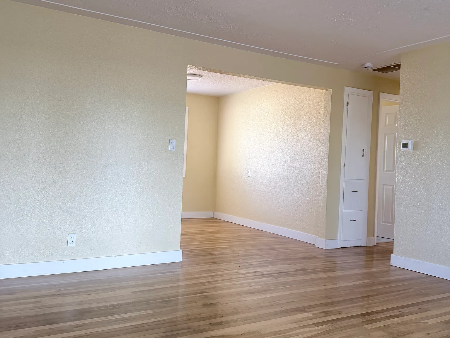 3 bed, 1156 sqft, $2,100 — Photo 2