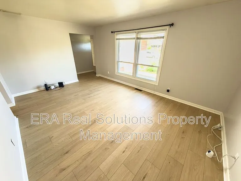 715 McCormick Ln — Photo 4