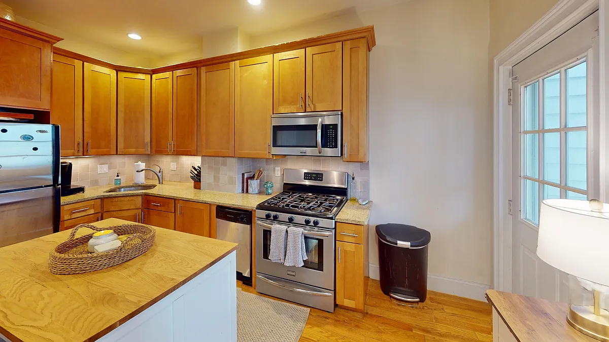 Building Photo - 536 E 3rd St #2