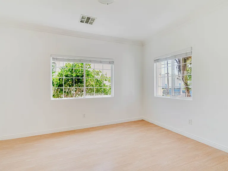 1626 N Alexandria Ave — Photo 17