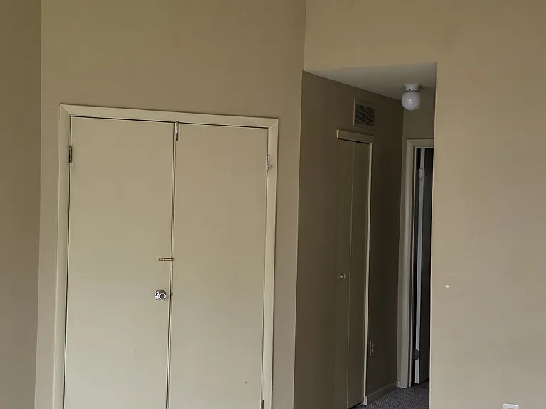 406 Colettes Ct — Photo 8