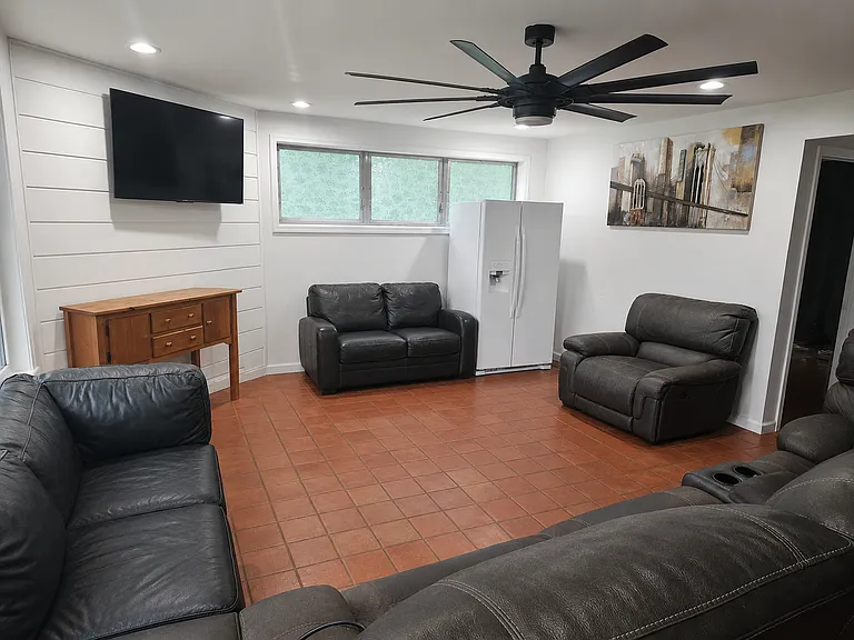 127 Highland Ave — Photo 2