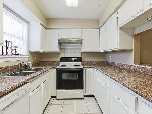 4th image of 3100 Walnut Bend Ln #422