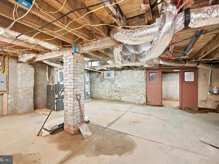 914 E Stafford St — Photo 16