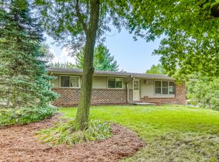 1030 W Devonshire Rd, Delafield, WI 53018