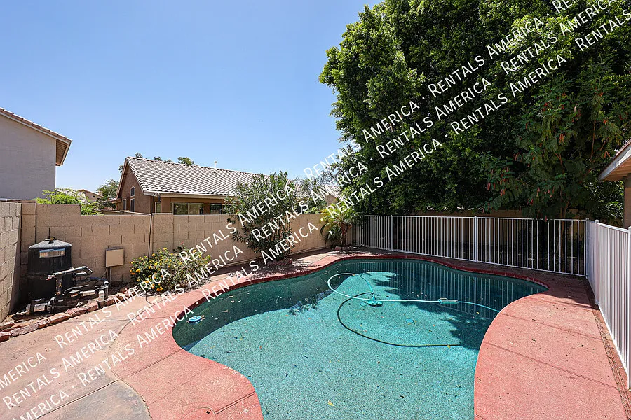 Spacious 5-Bedroom Home with Pool in Chandler — Photo 2