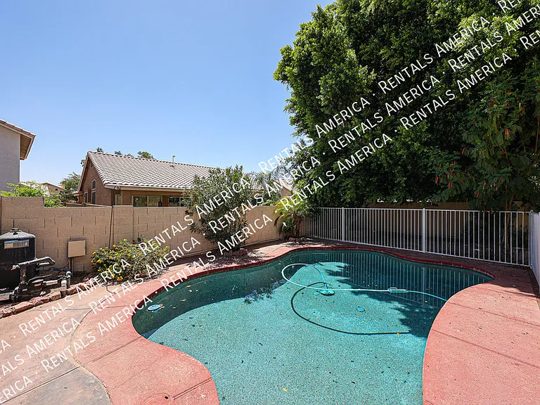 820 N Granada Dr — Photo 2